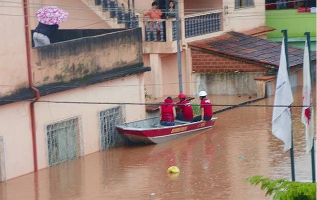 Alguns moradores tiveram de deixar suas casas em barcos do Corpo de Bombeiros (Katia Matos )