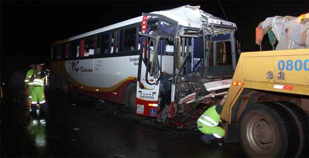Segundo passageiro, motorista foi fechado por uma cegonheira e, ao tentar frear, bateu na traseira de uma carreta. (Edesio Ferreira/EM/DA Press) Segundo passageiro, motorista foi fechado por uma cegonheira e, ao tentar frear, bateu na traseira de uma carreta. (Edesio Ferreira/EM/DA Press)