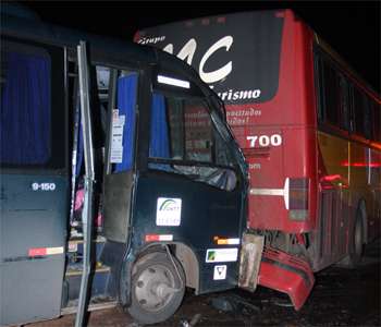O último veículo a bater foi um microonibus com placa de Jenipapo de Minas, no Vale do Jequitinhonha, três pessoas ficaram feridas (Edesio Ferreira/EM/DA Press) O último veículo a bater foi um microonibus com placa de Jenipapo de Minas, no Vale do Jequitinhonha, três pessoas ficaram feridas (Edesio Ferreira/EM/DA Press)