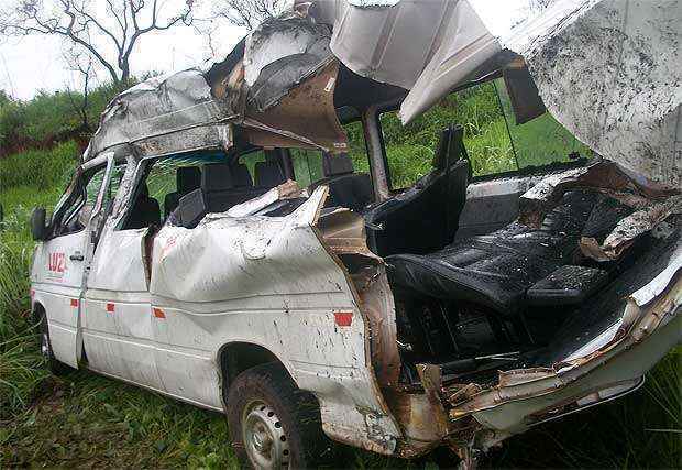 A van ficou completamente destruída depois da batida frontal com o caminhão  (Luiz Antonio/Jornal Visão/Luz)