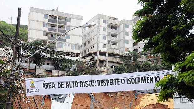 A estrutura do prédio Art de Vivre foi danificada com a queda do Edifício Vale dos Buritis (Paulo Filgueiras/EM/D.A.Press)
