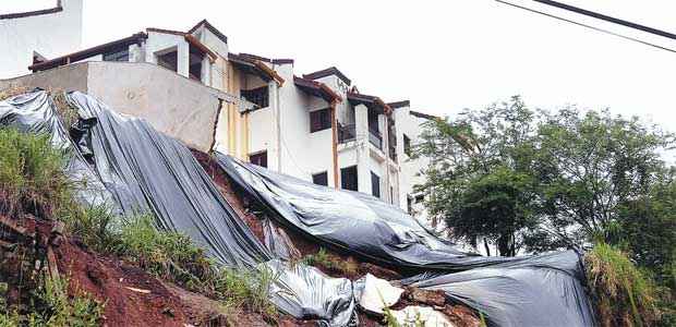 Barranco abaixo de mansão abandonada representa grande risco na Rua João Camilo de Oliveira Torres, no Mangabeiras (MARCOS MICHELIN/EM/D.A PRESS) Barranco abaixo de mansão abandonada representa grande risco na Rua João Camilo de Oliveira Torres, no Mangabeiras (MARCOS MICHELIN/EM/D.A PRESS)