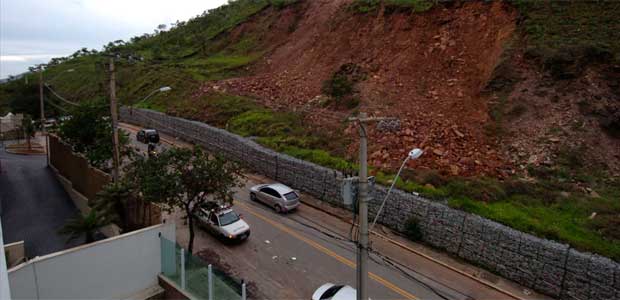 Desmoronamento de terra é ameaça crescente na Rua Patagônia, no Sion, na Região Centro-Sul (MARCOS MICHELIN/EM/D.A PRESS) Desmoronamento de terra é ameaça crescente na Rua Patagônia, no Sion, na Região Centro-Sul (MARCOS MICHELIN/EM/D.A PRESS)