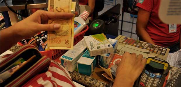 Dinheiro na farm�cia: consumidores direcionam boa fatia de seus ganhos para a aquisi��o de medicamentos (�lio Santos/EM/D.A Press)