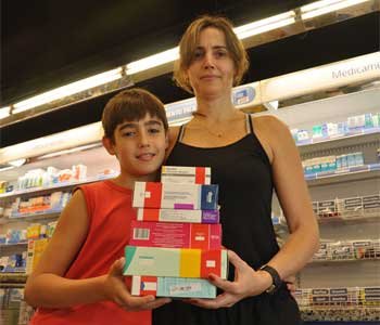 A fisioterapeuta Cleonice Monteiro, com o filho Felipe, n�o consegue fugir da compra de antibi�ticos (�lio Santos/EM/D.A Press)