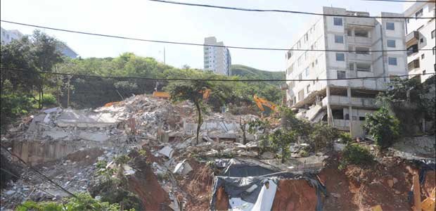 Contenção da área adjacente à Rua Laura Soares Carneiro deve começar logo (Paulo Filgueiras/EM/D.A Press) Contenção da área adjacente à Rua Laura Soares Carneiro deve começar logo (Paulo Filgueiras/EM/D.A Press)