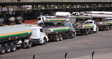 Caminhões abastecem na Refinaria Gabriel Passos, Betim: transportadoras de combustível reivindicam que o governo mineiro reveja imposto   (Edésio Ferreira/EM/D.A/Press)