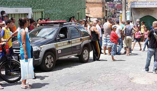 Moradores se aglomeraram próximo ao local onde o policial foi assassinado (Edesio Ferreira/EM/D.A.Press)