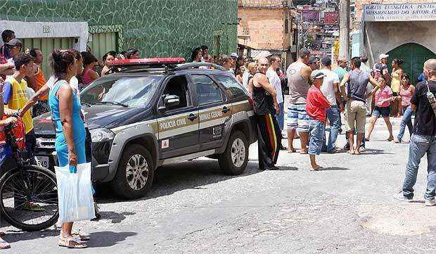 Várias pessoas se amontoaram próximo ao local onde aconteceu o crime (Edesio Ferreira/EM/D.A.Press)