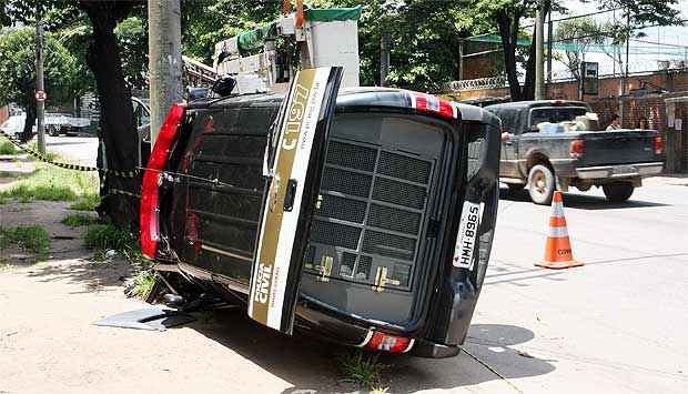 Uma das viaturas da Polícia Civil capotou durante as buscas. Ninguém se feriu (Edesio Ferreira/EM/D.A.Press)