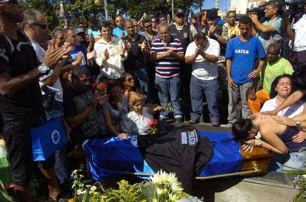 Amigos e familiares  prestam as últimas homenagens ao Policial Civil Sérgio Barbosa Toledo (Jair Amaral / E.M / D.A. Press)