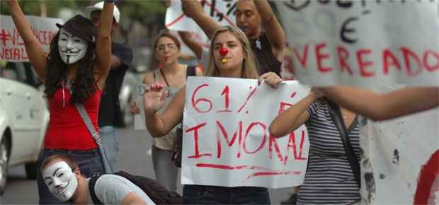 Manifestantes na porta da prefeitura de BH na quinta-feira da semana passada (Alexandre Guzanshe /EM/ DA Press)