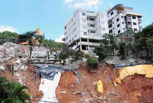 Apenas as fam�lias do 4� e 5� anda foram autorizados a voltar para o im�vel. Os outros moradores ter�o de esperar a conten��o da enconsta que amea�a a ceder (Marcos Vieira/EM/D.A.Press)