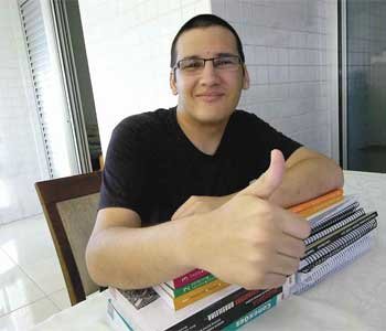 Para Gustavo Guimar�es, estudar tem sua hora: 