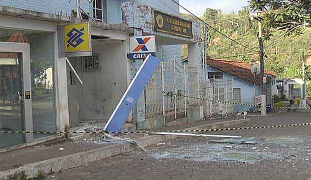 Cenário de destruição ao lado da Prefeitura de Raposos, na região metropolitana (Reprodução TV Alterosa) Cenário de destruição ao lado da Prefeitura de Raposos, na região metropolitana (Reprodução TV Alterosa)