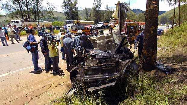O carro ficou completamente destru�do ap�s bater na �rvore (Jair Amaral/EM/D.A.Press)