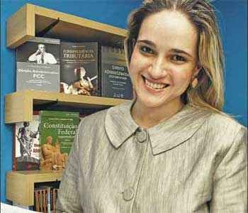 Taylla Alves de Faria estuda h� seis meses para fazer provas do TJMG (T�lio Santos/EM/D.A Press)