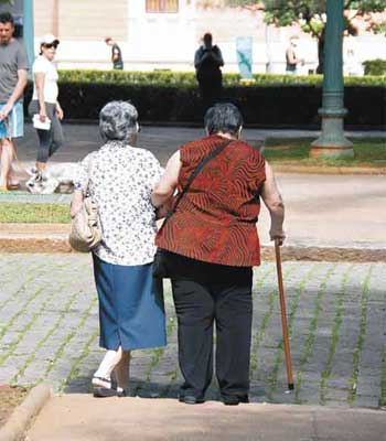 Senhoras na Praça da Liberdade: vizinhança influencia qualidade de vida (Juarez Rodrigues/EM/D.A PRESS)