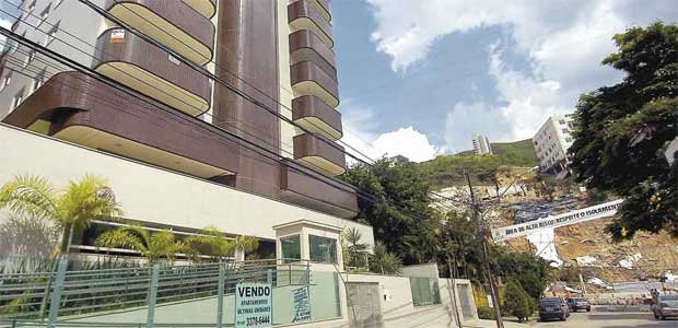 Pr�dio com an�ncio na �rea onde houve deslizamento: neg�cios paralisados nas ruas pr�ximas ao desastre (Maria Tereza Correia/EM/D.A Press)