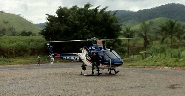 Helicóptero da PM dá apoio às equipes neste sábado na Zona da Mata de Minas (Marcello Oliveira/Esp/ EM/DA Press)