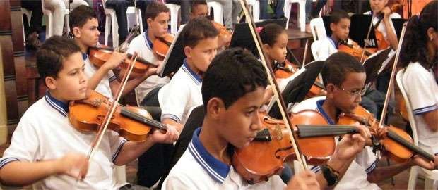 Alunos t�m aulas de violino na Funda��o Monique Leclerq, no centro de MG (Jose Joaquim de Oliveira/Divulgacao)