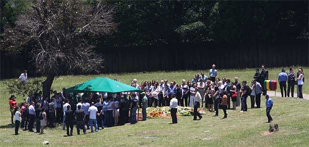 Segundo informa��es de funcion�rios do Bosque da Esperan�a, cerca de 500 pessoas acompanharam a despedida 
 (Jackson Romanelli/EM/D.A Press)