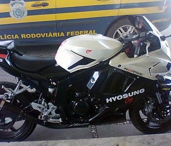A motocicleta foi apreendida pelos agentes  (Polícia Rodoviária Federal/Divulgação)