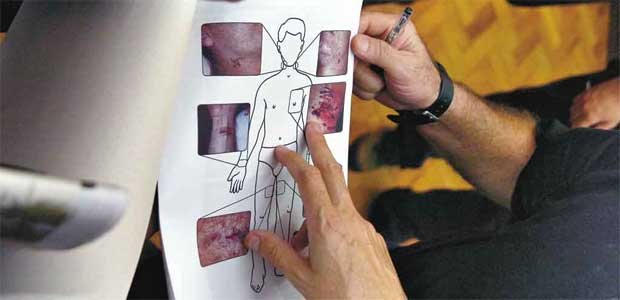 Policial segura documento da perícia que indica pontos de perfuração no corpo de Djalma Veloso: ele foi para motel logo depois de sair da casa onde Ana Alice foi morta a facadas (Juarez Rodrigues/EM/D.A Press) Policial segura documento da perícia que indica pontos de perfuração no corpo de Djalma Veloso: ele foi para motel logo depois de sair da casa onde Ana Alice foi morta a facadas (Juarez Rodrigues/EM/D.A Press)