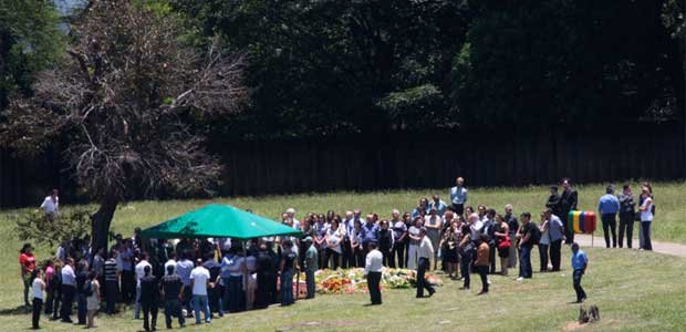 No Bosque da Esperança, familiares e amigos se despediram de Ana Alice Moreira de Melo. (Jackson Romanelli/EM/D.A Press) No Bosque da Esperança, familiares e amigos se despediram de Ana Alice Moreira de Melo. (Jackson Romanelli/EM/D.A Press)