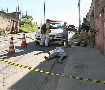 No Bairro Paulo VI dois homens morreram (TV Alterosa/Reprodução) No Bairro Paulo VI dois homens morreram (TV Alterosa/Reprodução)