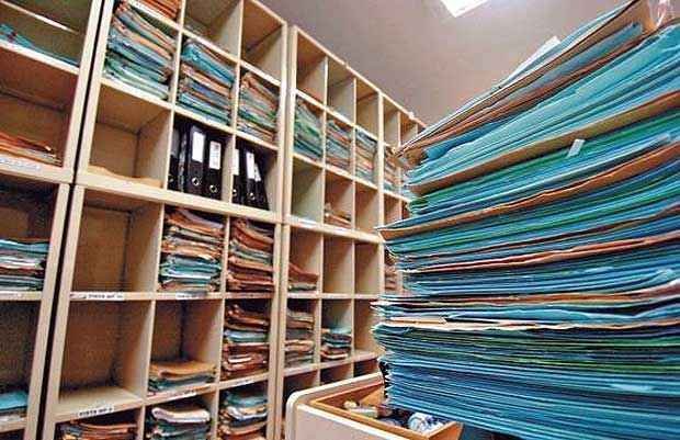 Ac�mulo de processos em BH: s� em 2011 foram 30 mil pedidos de prote��o no pa�s (Alexandre Guzanshe/EM/D.A.PRess)