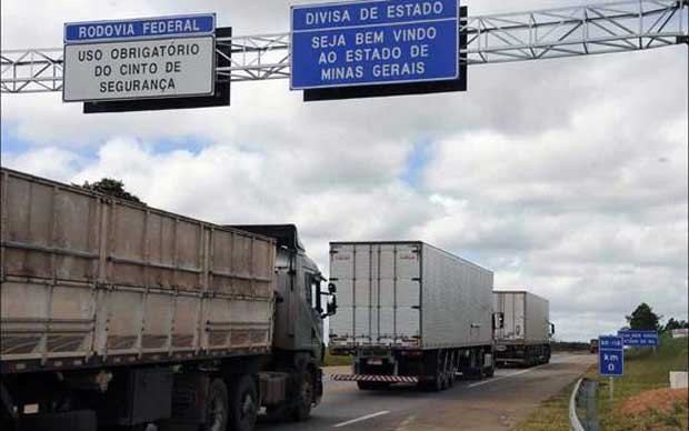 Com a maior malha rodovi�ria do pa�s e servindo de corredor entre o norte e o sul, Minas sofre com intenso tr�fego de caminh�es e carretas (Paulo Filgueiras/EM/D.A.Press)