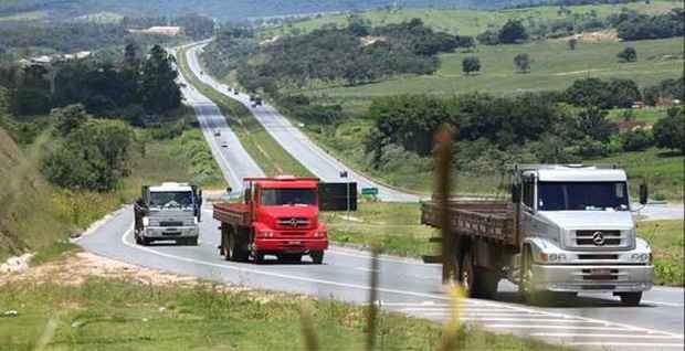 BR-262 duplicada com dinheiro do PAC e a estação de esgoto de Caeté abandonada há mais de um ano: realidades completamente opostas do programa do governo federal (Gladyston Rodrigues/EM/D.A Press - 28/3/11) BR-262 duplicada com dinheiro do PAC e a estação de esgoto de Caeté abandonada há mais de um ano: realidades completamente opostas do programa do governo federal (Gladyston Rodrigues/EM/D.A Press - 28/3/11)