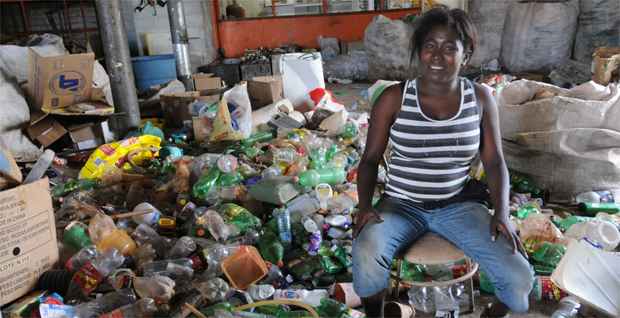 Mayre Souza, da mesma cidade, comemora a inauguração de um galpão de triagem para catadores de papel (Beto Novaes/EM/D.A Press. Brasil)