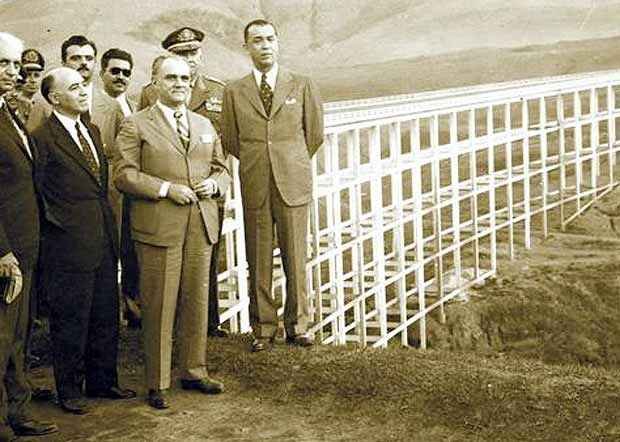 Juscelino Kubitschek (D) e Bias Fortes (C), ent�o governador de Minas, com o Viaduto das Almas ao fundo (Arquivo O Cruzeiro/EM/D.A.Press)