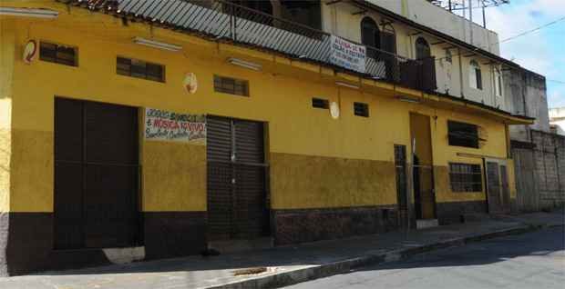 Rapaz foi imobilizado por policiais na porta do estabelecimento onde a ex-mulher trabalha (Paulo Filgueiras/EM/DA Press) Rapaz foi imobilizado por policiais na porta do estabelecimento onde a ex-mulher trabalha (Paulo Filgueiras/EM/DA Press)