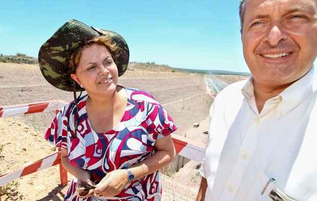 Ao lado do governador de Pernambuco, Eduardo Campos, presidenta Dilma visita as obras de integração do Rio São Francisco (Roberto Stuckert Filho/PR) Ao lado do governador de Pernambuco, Eduardo Campos, presidenta Dilma visita as obras de integração do Rio São Francisco (Roberto Stuckert Filho/PR)