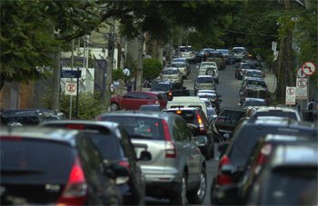 Aumento da frota de ve�culos acelera recolhimento da taxa no estado, segundo Secretaria da Fazenda  (Alexandre Guzanshe/EM/D.A Press)