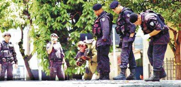 Agentes do Esquadr�o Antibombas da Pol�cia Militar isolaram a Rua Esp�rito Santo, no Bairro de Lourdes, para desativar um suposto explosivo, que na verdade era um equipamento para monitorar a motorista (Jackson Romanelli/EM/D.A Press)