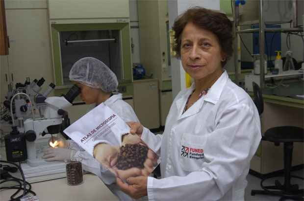 No laborat�rio da Funed, a pesquisadora Virg�nia del Carmem mostra o atlas ap�s verificar impurezas contidas no produto (Maria Tereza Correia/EM/D.A Press)
