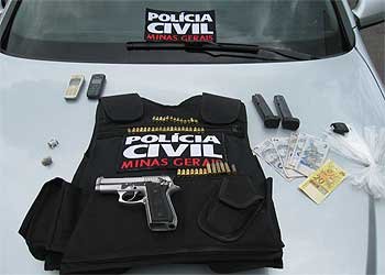 Polícia apreendeu armas, munição, drogas, dinheiro, carro e uma moto  (Divulgação Polícia Civil )