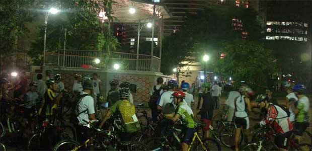 Pedalar em grupos, durante o dia e em regi�es de grande movimento, como a Pra�a da Esta��o, � uma das estrat�gias adotadas por praticantes da modalidade para se proteger da viol�ncia  (Maria Tereza Correia/EM/D.A Press %u2013 15/1/12)