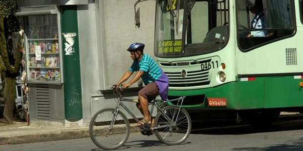 Muitos moradores ainda se arriscam no entorno da ciclovia da Savassi (Jair Amaral/EM/DA Press)