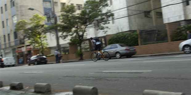 Ciclista prefere pedalar do outro lado da Professor Moraes que usar ciclovia: cr�ticas � funcionalidade das rotas exclusivas (Jair Amaral/EM/DA Press)