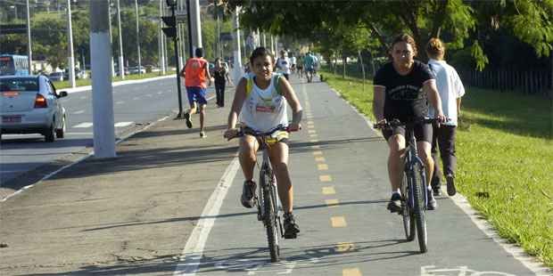 Para n�s, ainda n�o � vi�vel usar a bicicleta como transporte, mas ganhamos sa�de - Eliete Santos, que anda de bike com a m�e na Via 240 (Jair Amaral/EM/DA Press)