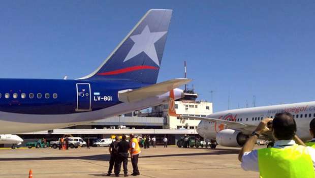 A aeronave da LAN foi atingida por trás pelo avião da Gol, que tinha acabado de aterrissar (Reprodução da internet/flap152.com)