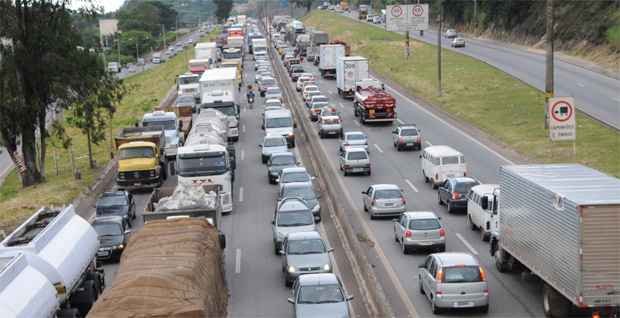 Acidente deixou trânsito lento nos dois sentidos do Anel Rodoviário (Paulo Filgueiras/EM/DA Press) Acidente deixou trânsito lento nos dois sentidos do Anel Rodoviário (Paulo Filgueiras/EM/DA Press)