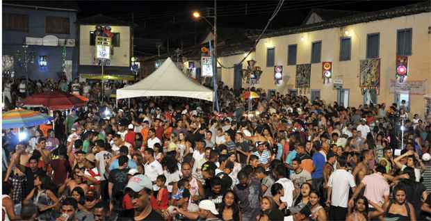 Na cidade, além da folia, os visitantes aproveitam os atrativos naturais, como a praia de areia branca do Rio Itacambiraçu. O casario colonial, feito de pedra, também é uma atração à parte (Marina Froes/Divulgação) Na cidade, além da folia, os visitantes aproveitam os atrativos naturais, como a praia de areia branca do Rio Itacambiraçu. O casario colonial, feito de pedra, também é uma atração à parte (Marina Froes/Divulgação)