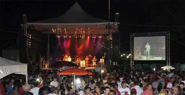 Neste ano, além do palco principal, na praça Beira Rio, onde as bandas se apresentam à noite, a prefeitura montou um segundo palco, na Praça Coronel Janjão, onde durante o dia, acontecem shows de pagode, bandas de marchinhas e som mecânico (Marina Froes/Divulgação) Neste ano, além do palco principal, na praça Beira Rio, onde as bandas se apresentam à noite, a prefeitura montou um segundo palco, na Praça Coronel Janjão, onde durante o dia, acontecem shows de pagode, bandas de marchinhas e som mecânico (Marina Froes/Divulgação)