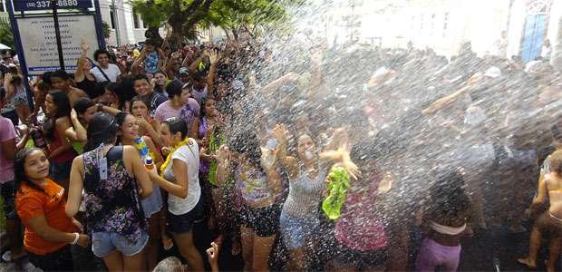 N�o importa a fantasia, o que vale � estar pronto para pular carnaval na �gua (Renato Weil/EM/D.A Press.)